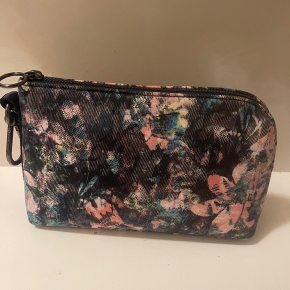 Lululemon cosmetic bags  in great conditions - Picture 1 of 15